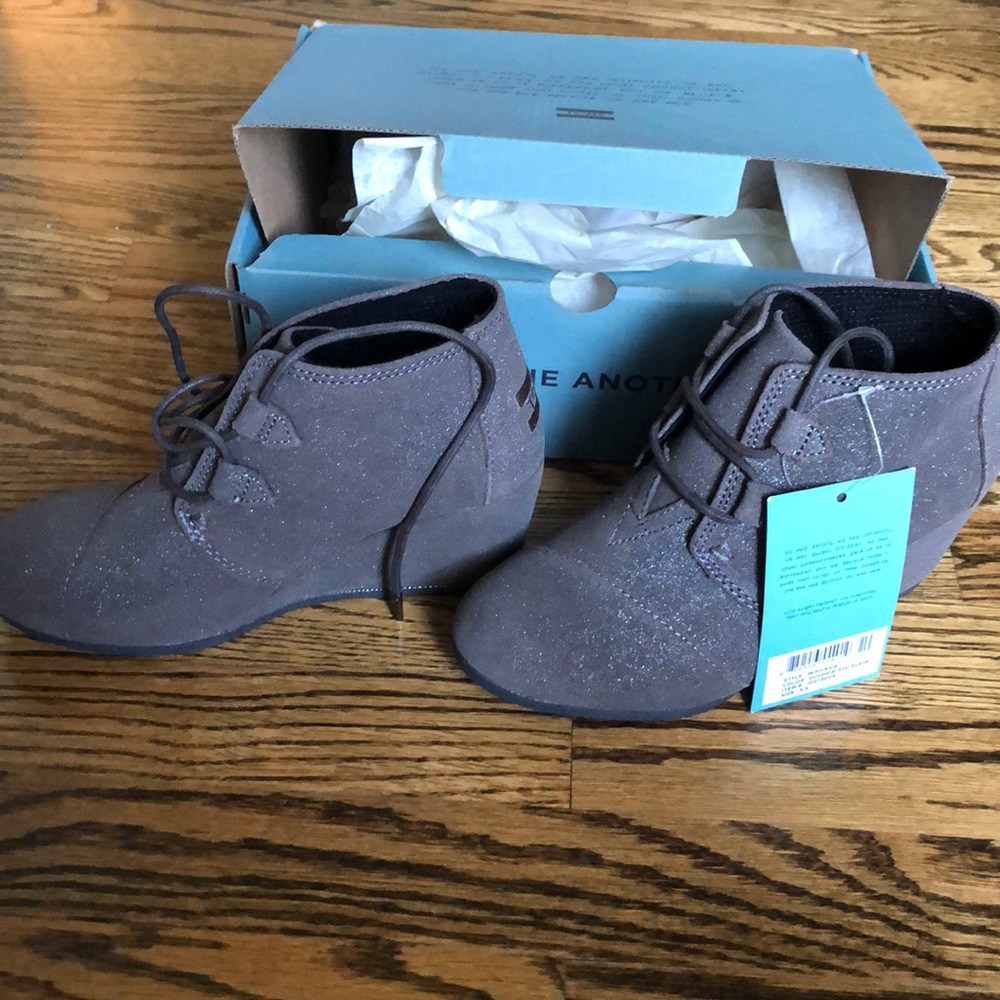 New w/ tag Toms Kala Gunmetal Star Suede Booties